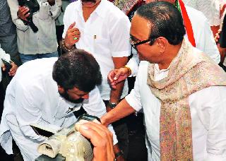 Many millions of wealthy, but lenders | गिते कोट्यवधींचे धनी, पण कर्जबाजारी Many millions of wealthy, but lenders | गिते कोट्यवधींचे धनी, पण कर्जबाजारी