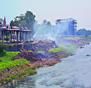 Stomach-trash: It is the breath of Alandi's breath! | पेटत्या कच:याने आळंदीकरांचा श्वास गुदमरतोय! Stomach-trash: It is the breath of Alandi's breath! | पेटत्या कच:याने आळंदीकरांचा श्वास गुदमरतोय!