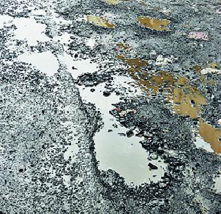 Shivanu plummeted due to potholes | खड्डय़ांमुळे शिवणो ग्रामस्थ त्रस्त Shivanu plummeted due to potholes | खड्डय़ांमुळे शिवणो ग्रामस्थ त्रस्त