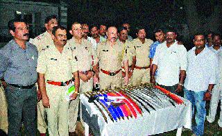 Arms armor seized with 30 swords | ३० तलवारींसह शस्त्रसाठा जप्त