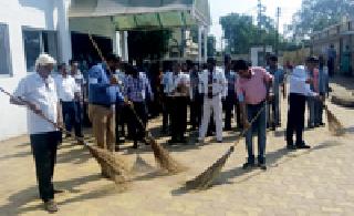 Citizens with the help of cleanliness | स्वच्छतेसाठी सरसावले प्रशासनासह नागरिक