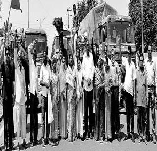 'Gandhigiri' on tollnaks in Kolhapur | कोल्हापुरात टोलनाक्यांवर ‘गांधीगिरी’ 'Gandhigiri' on tollnaks in Kolhapur | कोल्हापुरात टोलनाक्यांवर ‘गांधीगिरी’