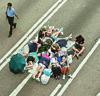 Hong Kong agitators persuade students to discuss | हाँगकाँगचे आंदोलक विद्यार्थी चर्चेला राजी Hong Kong agitators persuade students to discuss | हाँगकाँगचे आंदोलक विद्यार्थी चर्चेला राजी