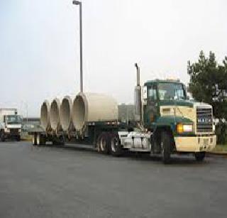 Trailer collapses on trailer pipe in the street | साखळदंड तुटल्याने टे्रलरचे पाइप रस्त्यावर