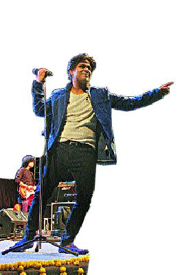 'Oh listening, you do not ...' | ‘सुन रहा हैं ना तू...’ च्या हाकेने भारला आसमंत!