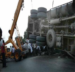 Running truck collapses on the father and son killed | धावता ट्रक अंगावर कोसळून पिता-पुत्र ठार