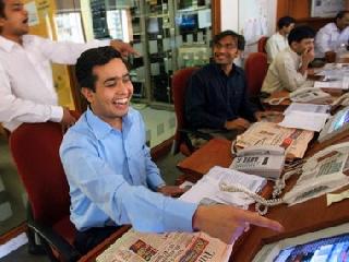The Sensex rose by 390 points | सेन्सेक्स ३९0 अंकांनी उसळला The Sensex rose by 390 points | सेन्सेक्स ३९0 अंकांनी उसळला