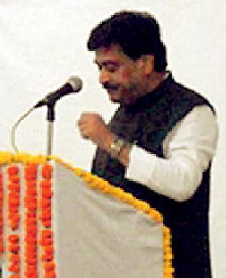 Modi government wiped the faces of farmers | मोदी सरकारने शेतकऱ्यांच्या तोंडाला पाने पुसली Modi government wiped the faces of farmers | मोदी सरकारने शेतकऱ्यांच्या तोंडाला पाने पुसली