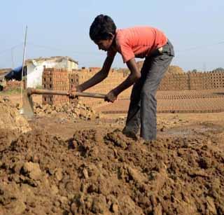 Defy child labor laws | बालकामगार विरोधी कायद्याची अवहेलना