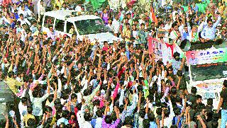 Our 'arms' heavy, with hand 'rhythm heavy' | आपला ‘हात’ भारी, हाताची साथ ‘लय भारी’