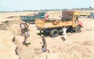 Six accused in illegal sand mining case | अवैधरीत्या रेती उत्खननप्रकरणी सहा अटकेत