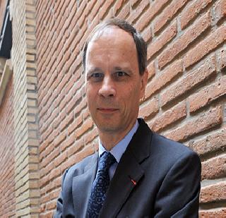 Q: Whole Nobel of Economics | ति:होल यांना अर्थशास्त्रचे नोबेल