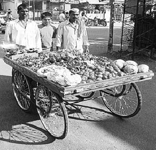 False survey wrongly | फेरीवाल्यांचे सर्वेक्षण चुकीच्या पद्धतीने