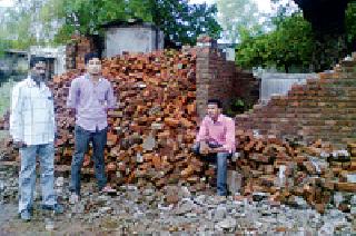 Two siblings killed in collapse, women critical | वीज कोसळून दोन भावंडं ठार, महिला गंभीर Two siblings killed in collapse, women critical | वीज कोसळून दोन भावंडं ठार, महिला गंभीर