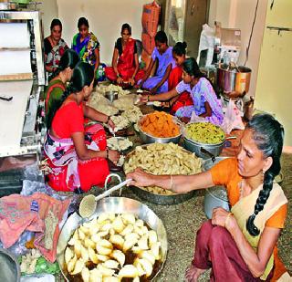 Employment from women for employment | फराळनिर्मितीतून महिलांना रोजगार Employment from women for employment | फराळनिर्मितीतून महिलांना रोजगार