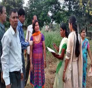 Visits of toilets | शौचालय नसलेल्या कुटुंबियांच्या घेतल्या भेटी