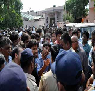 Medical and police students face-to-face! | ‘मेडिकल’चे विद्यार्थी व पोलिस आमने-सामने! Medical and police students face-to-face! | ‘मेडिकल’चे विद्यार्थी व पोलिस आमने-सामने!
