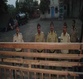 Polling equipment triple protection | मतदान यंत्रे तिहेरी सुरक्षा कवचात