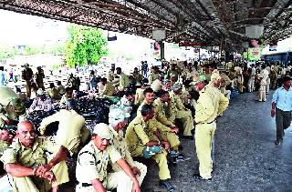 Gujarat Police departing for closure | बंदोबस्तासाठी आलेले गुजरातचे पोलीस रवाना Gujarat Police departing for closure | बंदोबस्तासाठी आलेले गुजरातचे पोलीस रवाना