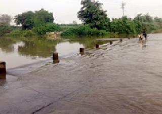 Screw water in the river rather than in canals | पेंचचे पाणी कालव्याऐवजी नदीत Screw water in the river rather than in canals | पेंचचे पाणी कालव्याऐवजी नदीत
