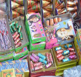 Banned Chinese crackers are sold all over! | बंदी असलेल्या चायनीज फटाक्यांची सर्रास विक्री!