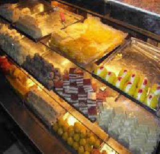 After the results, the rate of sweets increased | निकालानंतर मिठाईचे दर वाढले After the results, the rate of sweets increased | निकालानंतर मिठाईचे दर वाढले