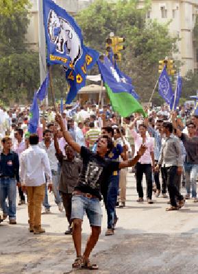 The bombs hit the hands of the BSP | बसपाच्या हत्तीने फोडला घाम