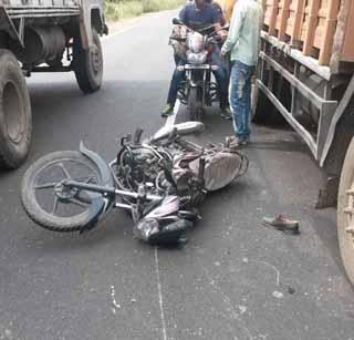 Two wheelers hit two tractors, two injured | दुचाकीची ट्रक्टरला धडक, २ जखमी