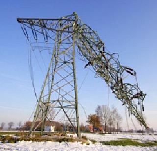 Electric poles hit the bus | विद्युत पोलला बसची धडक