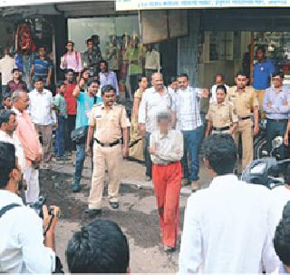 Manorganj woman suffocated | मनोरुग्ण महिलेचा धुमाकूळ Manorganj woman suffocated | मनोरुग्ण महिलेचा धुमाकूळ