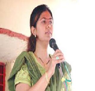 Pankaja Mundena likely to bollywood | पंकजा मुंडेंना बोलघेवडेपणा भोवण्याची शक्यता