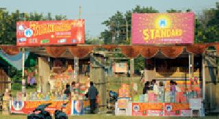 Security parameters abated - Pottery crackers shops | सुरक्षा मापदंडांना तिलांजली - थाटली फटाक्यांची दुकाने Security parameters abated - Pottery crackers shops | सुरक्षा मापदंडांना तिलांजली - थाटली फटाक्यांची दुकाने