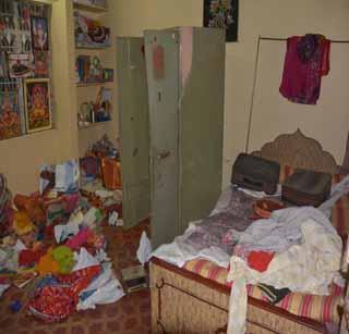 Robbery robbery in Akola, old bridegroom | अकोल्यात दरोडा, वृद्ध दाम्पत्यास लूटले