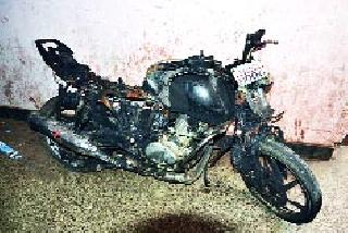 A two-wheeler busted outside the house was burnt down | घराबाहेर लावलेली दुचाकी उपनगरला जाळली A two-wheeler busted outside the house was burnt down | घराबाहेर लावलेली दुचाकी उपनगरला जाळली