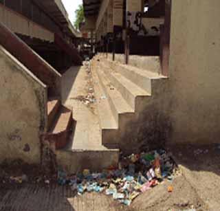 Lack of facilities in Manola Bus Stand | मानोरा बसस्थानकावर सुविधांचा अभाव