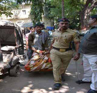 Police action on firecrackers | फटाका विक्रेत्यांवर पोलिस कारवाई