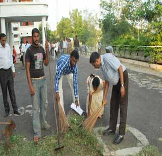 Revenue Chief sanctioned cleanliness | महसूल अधिका-यांनी केला स्वच्छतेचा संकल्प