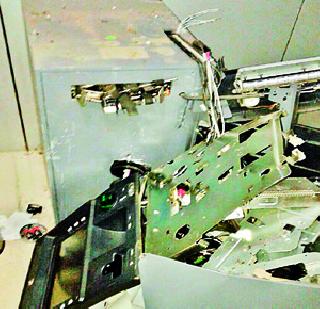 Trying to break the ATM in Pimpalwand | पिंपळवंडीत एटीएम फोडण्याचा प्रयत्न