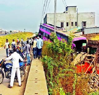 Bhigavna bus enters in the house | भिगवणला बस घुसली घरात