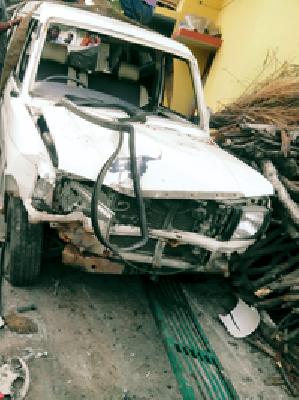 Three injured in quill | क्वॉलिसच्या धडकेत तिघे जखमी