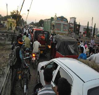 Flight bridge is still alive! | उड्डाण पुलाचे भिजत घोंगडे कायमचं!