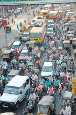 Breathless breath due to bumpy vehicles | उदंड वाहनांमुळे गुदमरतोय श्वास Breathless breath due to bumpy vehicles | उदंड वाहनांमुळे गुदमरतोय श्वास