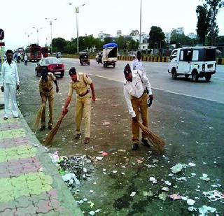 When the traffic police sweep a broom | वाहतूक पोलीस जेव्हा हाती झाडू घेतात़़़