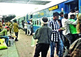 Railway trains 'full'! | रेल्वे गाड्या ‘फुल्ल’!