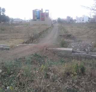 Several wings in Washim city are waiting for roads | वाशिम शहरातील अनेक प्रभागांना रस्त्यांची प्रतीक्षा कायम