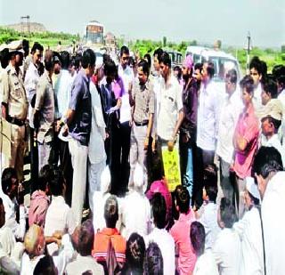 Stop the way against the sandmafia | वाळूमाफियांच्या विरोधात रास्ता रोको