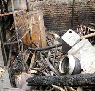 Fire at home in Akot; Loss of millions | आकोट येथे घराला आग; लाखोंचे नुकसान Fire at home in Akot; Loss of millions | आकोट येथे घराला आग; लाखोंचे नुकसान