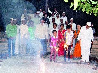 Elimination of superstition: The message given through actual action | अंधश्रध्दा निर्मूलन : प्रत्यक्ष कृतीतून दिला संदेश Elimination of superstition: The message given through actual action | अंधश्रध्दा निर्मूलन : प्रत्यक्ष कृतीतून दिला संदेश