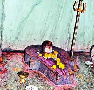 Stolen in the temple | मंदिरात चोरी Stolen in the temple | मंदिरात चोरी