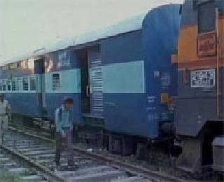 Amravati Express's engine collapses in M.R. Disorganized | अमरावती एक्स्प्रेसचं इंजिन घसरल्याने म.रे. विस्कळीत